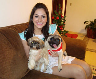 Francine Piaia com seus cachorros Francis e Frank