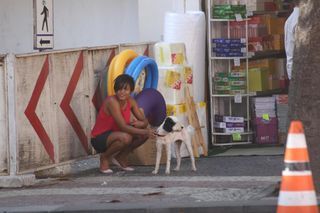 Aparecida Petrowky passeia com seus cachorros