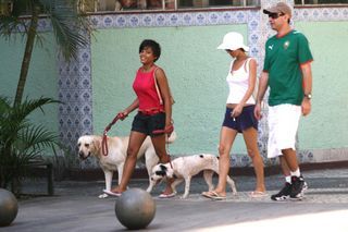 Aparecida Petrowky passeia com seus cachorros