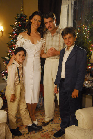 Herivelto (Fábio Assunção) e Lurdes (Maria Fernanda Candido) e os filhos Pery e Billy