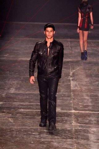 Jesus Luz desfila para Ellus no São Paulo Fashion Week