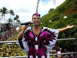 Eliana comanda o bloco como uma borboleta pink