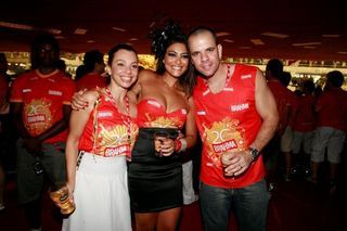 Carla Marins, Juliana Paes e amigo