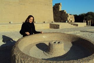 Roseli Siqueira observa lugar de 5000 anos antes de Cristo, na cidade de Luxor, onde eram colocadas as flores para a extração dos óleos essenciais, terapia de cura e bem estar para as pessoas.