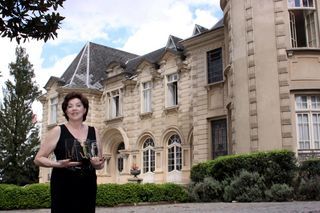 Vera do Amaral Lupion exibe troféus concedidos ao Castelo do Batel, em Curitiba, do qual é anfitriã, por ser considerado um dos melhores espaços de evento de pequeno e médio porte do Brasil