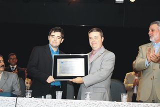 O vice-governador de Minas Gerais, Antonio Augusto Junho Anastacia, recebe o título de 'Cidadão Guaxupeano' das mãos do vereador e presidente da Câmara de Guaxupé, Jorge Batista Bento