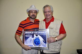 Em Jaraguá do Sul, o anfitrião Carlos Alberto Hang recebe o título de embaixador do Brasil da Embaixada Universal da Paz com Celito Medeiros