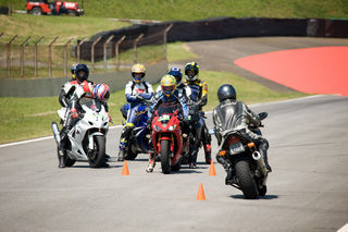 Alunos da Alex Barros Riding School durante aula prática em Interlagos