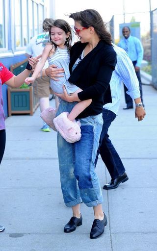 Suri Cruise com a mãe Katie Holmes