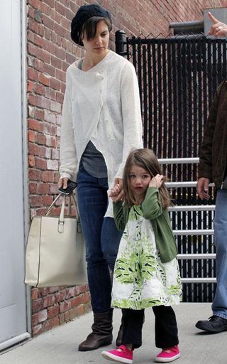 Suri Cruise com a mãe Katie Holmes