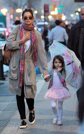 Suri Cruise com a mãe Katie Holmes