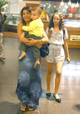 Dira Paes e Inácio passeiam pelo shopping