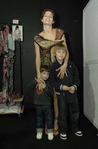 Isabelli Fontana e os filhos Zion e Lucas