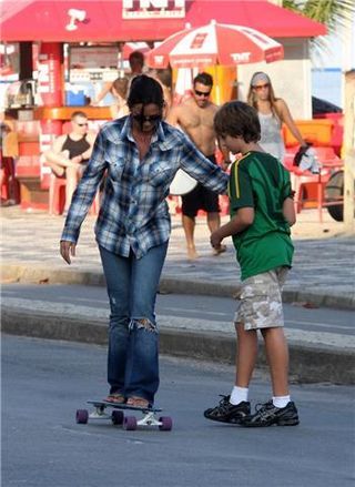 Luiza Brunet tentando se equilibrar no skate