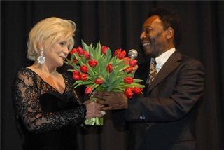 Hebe recebe flores do Rei Pelé