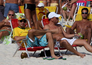 Latino curte a praia da Barra da Tijuca