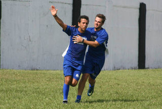 Marcos Palmeira comemorando o seu gol na partida