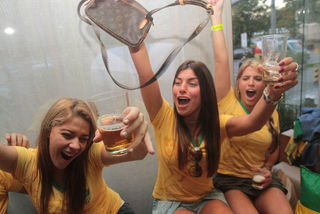 Joana Balaguer comemora gol do Brasil