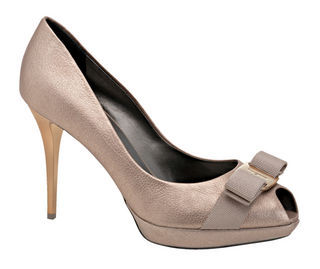 Peep toe de couro com laço de seda, com relevo em forma de linhas finais Salvatore Ferragamo. ferragamo.com