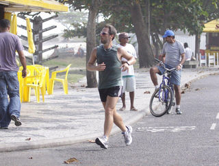 Anderson Müller corre na orla da Barra