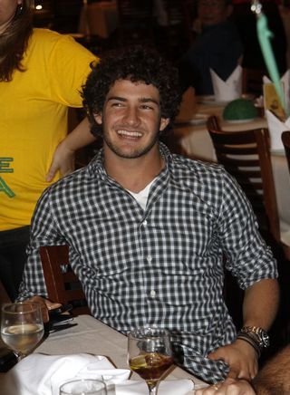 Alexandre Pato assistindo ao Jogo do Brasil