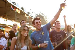 Os ex-BBB's Justin e Flávia vibrando durante o jogo do Brasil