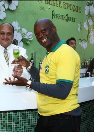 Sebastian veste a camisa verde e amarela para assistir ao jogo do Brasil