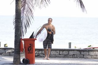 Humberto Martins depois de um dia de surfe da praia da Macumba, Rio de Janeiro