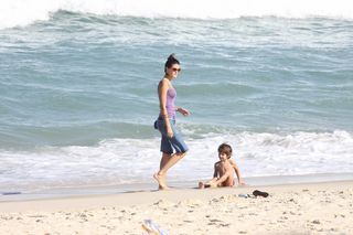 Isabeli Fontana com o filho Lucas na praia da Reserva, Rio de Janeiro