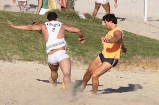 Ricardo Macchi joga futebol na praia da Barra da Tijuca, Rio de Janeiro