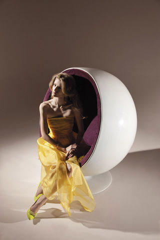 POLTRONA BALL CHAIR, COM DESIGN DE EERO AARNIO, DA MARIA JOVEM, 11 3088-1396 (MARIAJOVEM. COM.BR); VESTIDO E SAIAS CECILIA ECHENIQUE, 11 3079-8258 (CECILIAECHENIQUE.COM.BR); PULSEIRA FABRIZIO GIANNONE, 11 3085-3390 (FABRIZIOGIANNONE. COM);