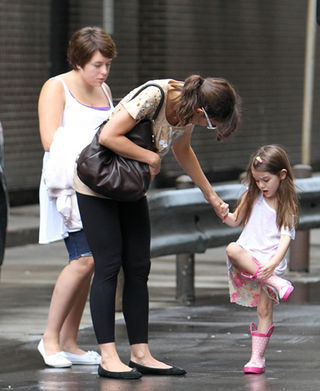 Katie Holmes e Suri durante passeio