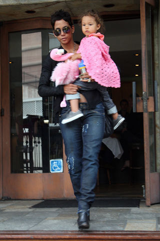 Com os genes que herdou dos pais, Halle Berry e Gabriel Aubry, não se pode esperar looks menos descolados e femininos. Nahla Aubry, 2, está claramente crescendo como uma girly-girl e superconhecedora de moda