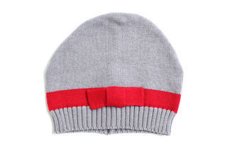 Gorro de linha cinza e faixa vermelha com laço na lateral Bébé Sucré, (11)2867-0570, www.bebesucre.com.br