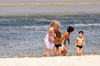 Ana Paula Tabalipa com os filhos Lui, Pedro e Tom