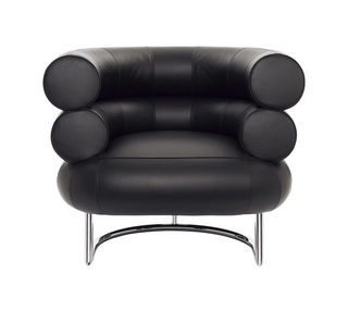 A poltrona Bibendum é um clássico da irlandesa Eileen Gray, feita de tubos dado, madeira, borracha e revestimento de couro tecido Classicon, (11)3086-1661, classicon.com