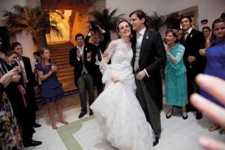 A princesa Isabel de Orleans e Bragança, com vestido de Guilherme Guimarães, e o conde Alexander de Stolberg-Stolberg, no Rio de Janeiro