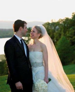 Chelsea Clinton, filha do ex-presidente Bill Clinton, de tomara que caia Vera Wang, e o banqueiro Marc Mezvinsky, em Nova York, Estados Unidos