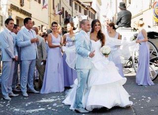 A modelo e apresentadora Yolanthe Cabau, de Maria Karin, e o jogador de futebol Wesley Sneijder, durante cerimônia em Siena, Itália