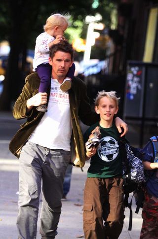 Ethan Hawke com os filhos Levon e Clementine