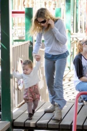 Sarah Jessica Parker em passeio com as gêmeas Loretta e Thabita