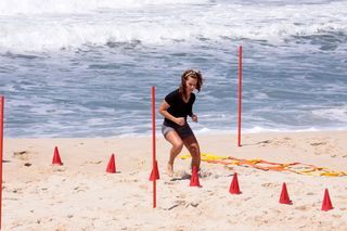 Fernanda Souza faz ginástica na praia