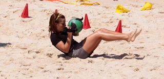 Fernanda Souza faz ginástica na praia