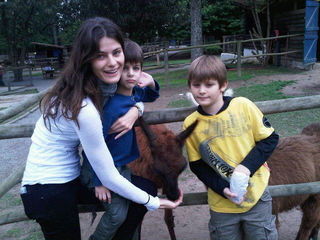 Isabeli Fontana e os filho Zion e Lucas