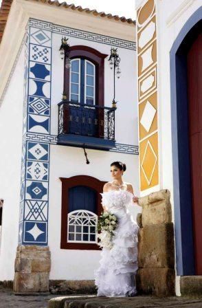 Vestido de cetim de seda com aplicação de renda francesa bordada,