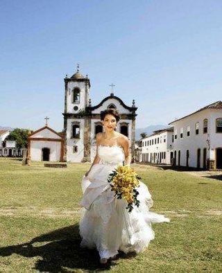 Vestido de tule francês, renda chantilly, organza e tafetá de seda pura