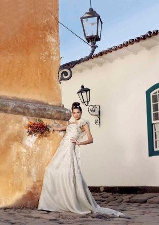 Vestido de gazar de seda pura com aplicações de renda francesa, saia com cauda de renda e tulipas de tecido MARÍLLIA PITTA