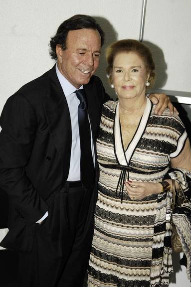 D. Lily Marinho e Julio Iglesias