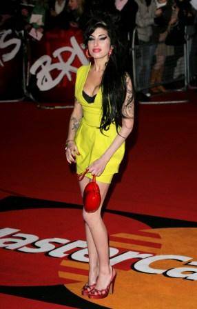 Look 'total' Amy Winehouse: curto, decotado (com sutiã à mostra), e em cores chamativas