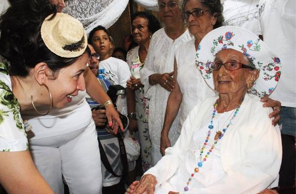 Dona Canô recebe o carinho de Caetano Veloso e de sua eleita